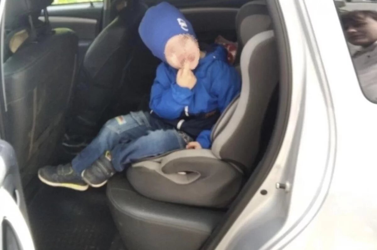    Ульяновские спасатели пришли на помощь малышу, запертому в машине