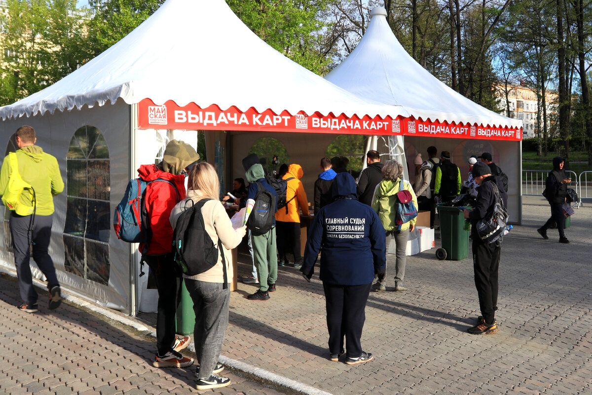 Участники "Майской прогулки" получают карты на старте в 7 часов утра