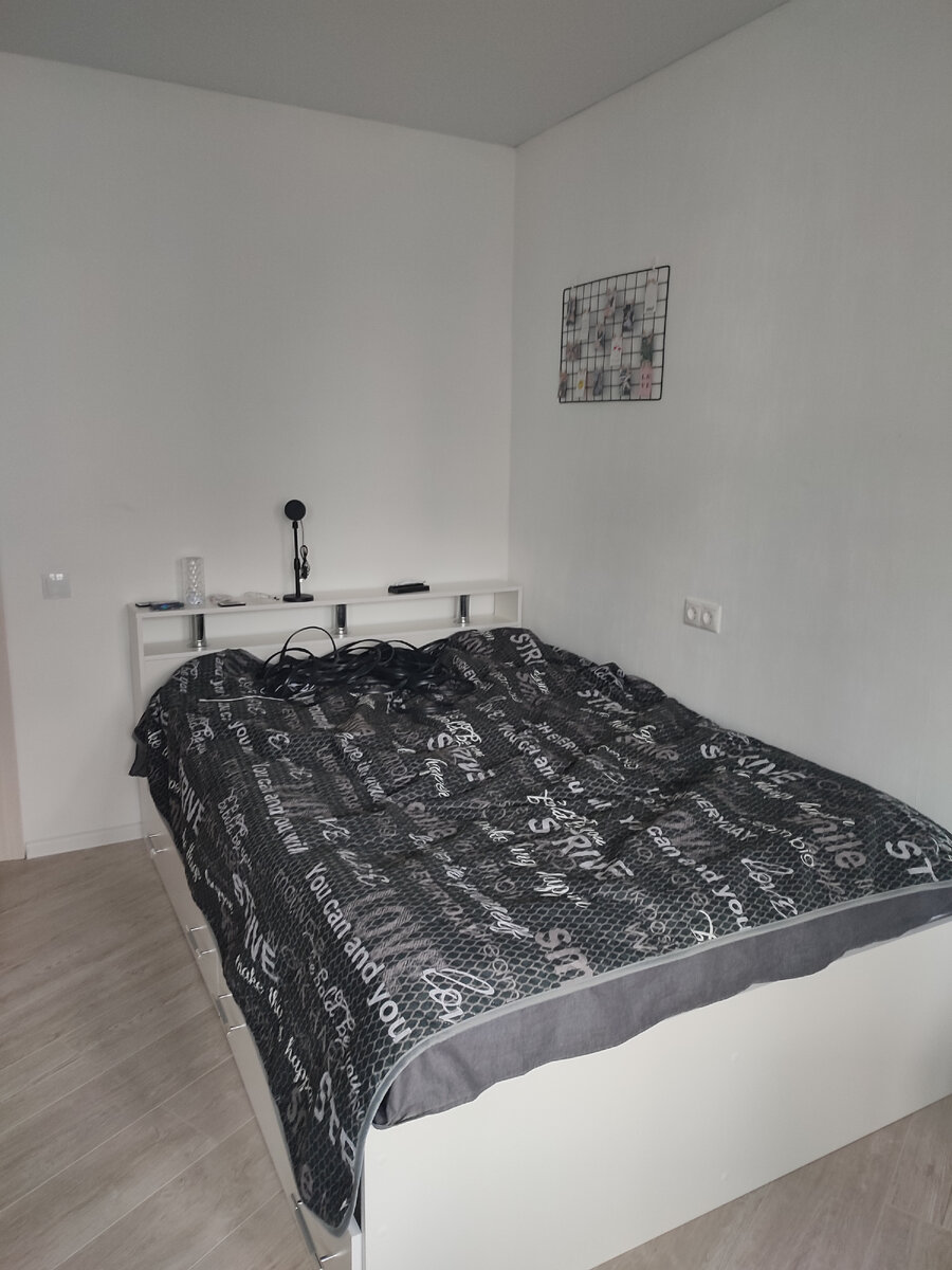 Комната дочери. Накупила себе всяких светодиодных ламп для полки в изголовье, повесили мудборд