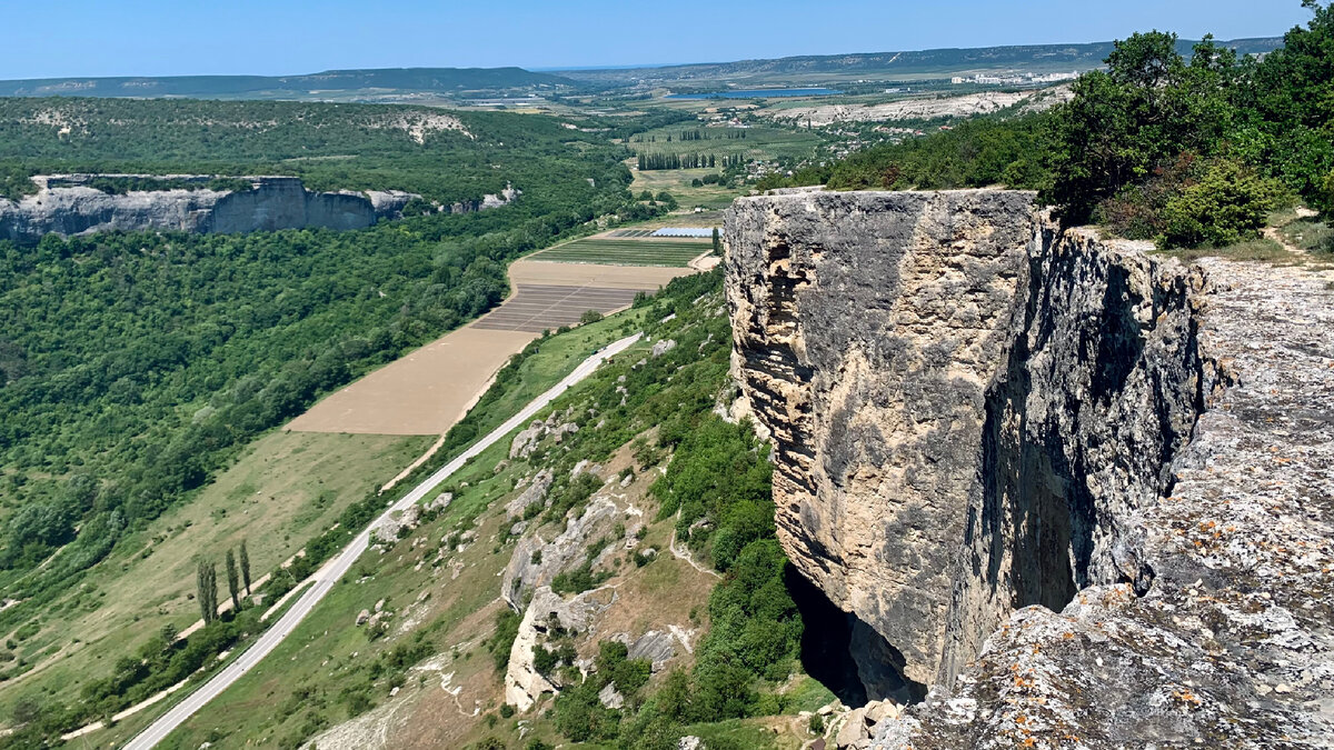 Панорама скалистого уступа Внутренней гряды, в котором расположился пещерный монастырь Качи-Кальон. На горизонте Бахчисарайское водохранилище Эгиз-Оба.