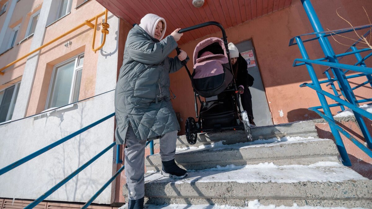 Лестница оттаяла от снега и стала угрозой для жильцов дома в Надыме |  Север-Пресс Новости Ямала | Дзен