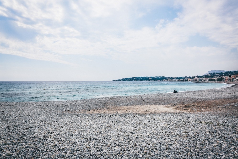 Источник: https://img.freepik.com/free-photo/wide-landscape-shot-pebbly-seashore-by-sea-clear-sky_181624-1971.jpg?t=st=1741898529~exp=1741902129~hmac=2184fb875c863d927c31e3add45b4e888c639e28a98e3b1b948fef2aff13a383&w=996
