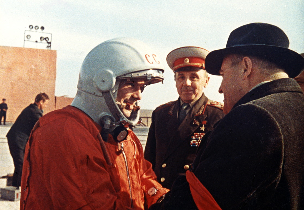 С.П. Королев провожает в полет Ю.А. Гагарина на Байконуре. На шлеме надпись «СССР». Фото: spacefacts.de