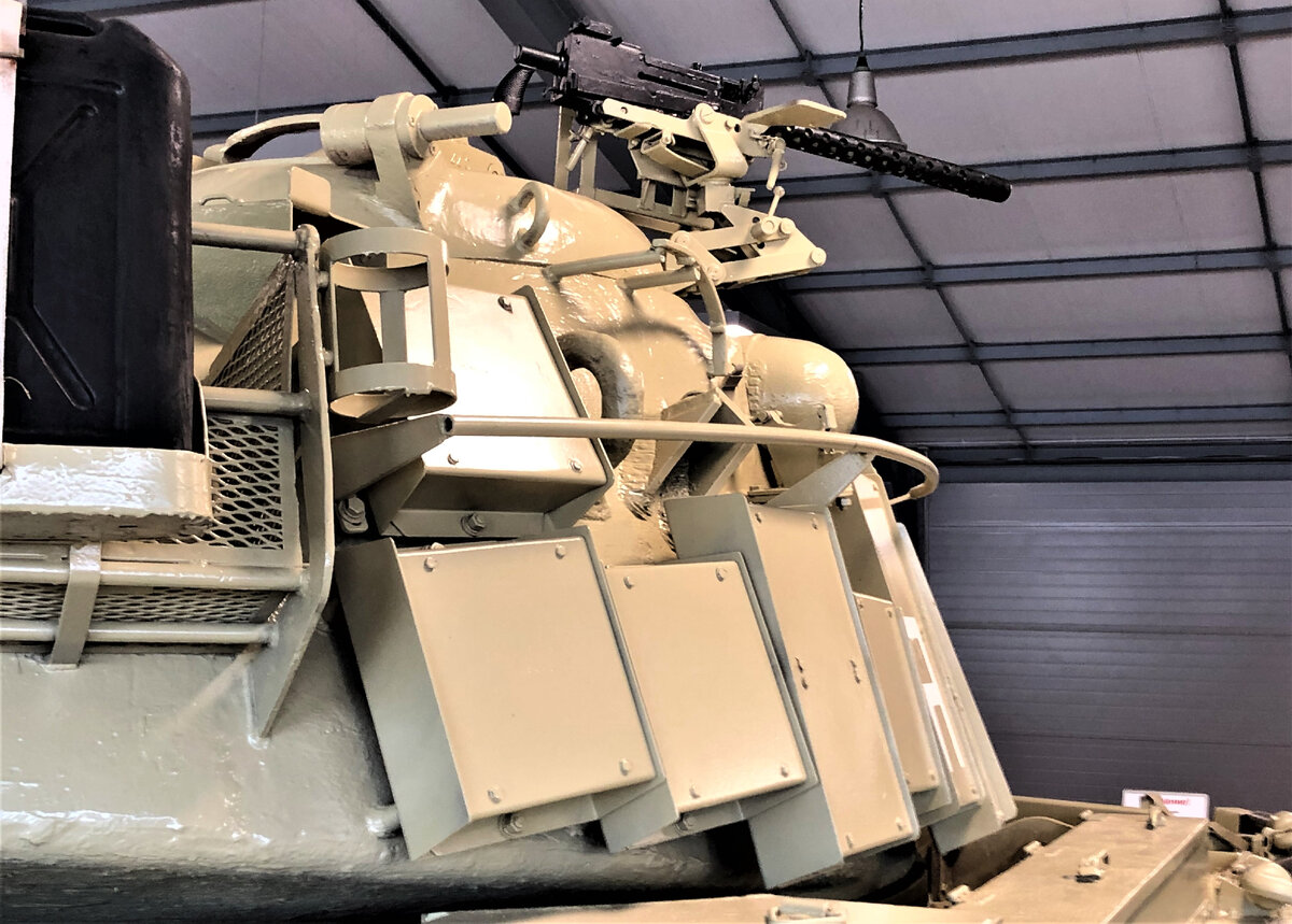 Кронштейны крепления миномета на борту башни ( ниже пулемета, правее проушины для демонтажа башни).