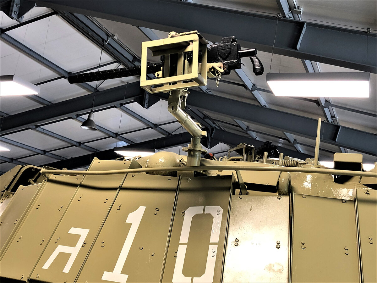 Аналогичный пулемет монтируется у заряжающего.