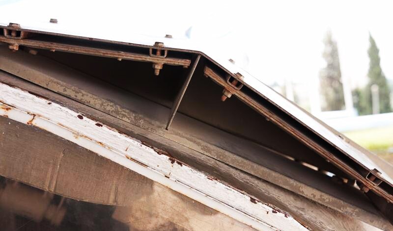 Элементы ДЗ крепятся параллельно наружной крышке контейнера с зазором 12мм . В советском "Контакте" в контейнер укладывается по два элемента ДЗ под углом друг к другу, что обеспечивает равную с ДЗ "Blazer" эффективность при меньшем габарите контейнера и длине элемента.