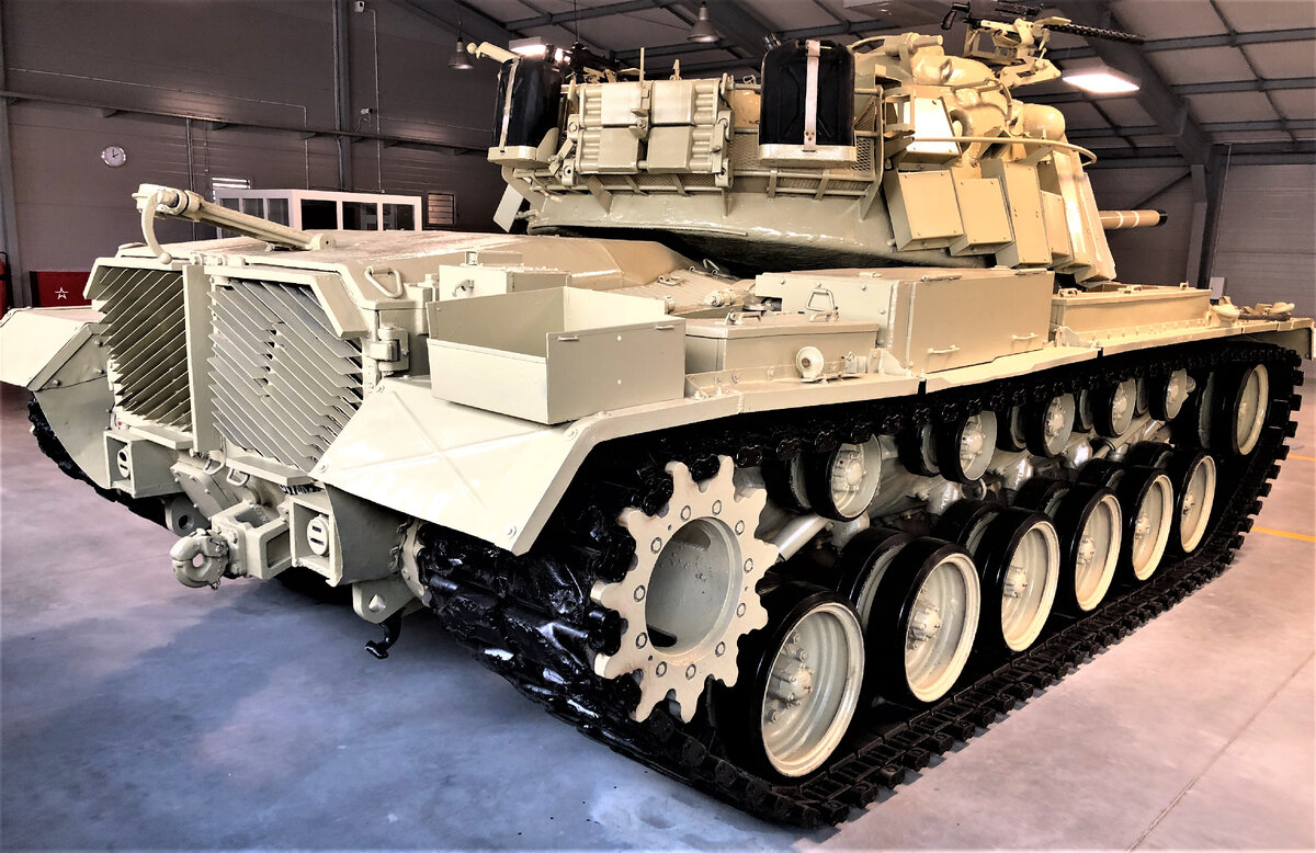 Корма башни дополнительно экранируется корзиной для имущества экипажа с закрепленными на ней канистрами с водой и запасными гусеничными траками.