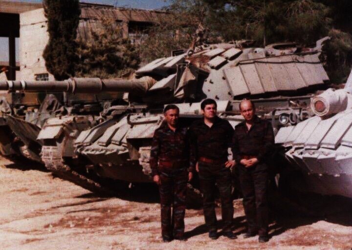 Советские военные советники возле затрофеенных израильских танков. Сирия, 1980-е гг.
