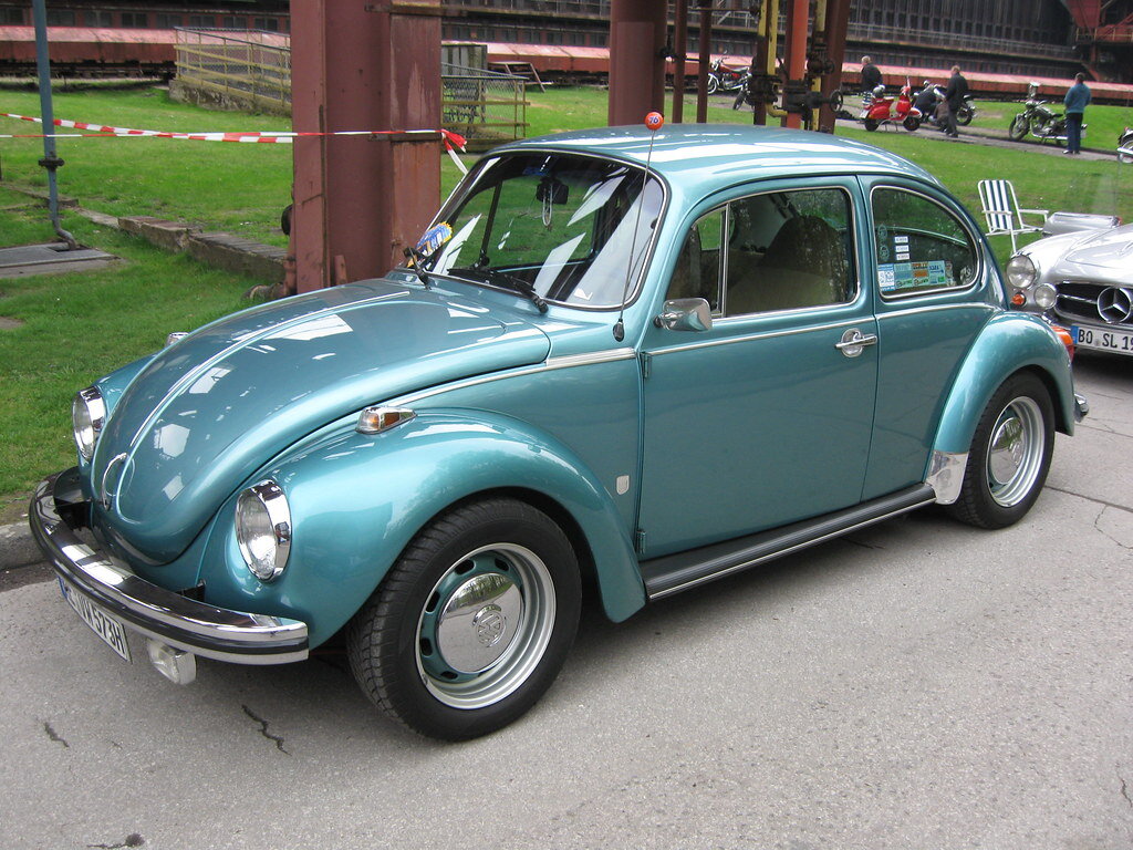 Volkswagen Typ 1 (Der Kaefer).
Первый (и пока единственный) "народный автомобиль", который так и называется. Его история началась в 1931 году, когда один из ведущих германских автопроизводителей Фердинанд Порш выдвинул идею автомобиля для каждого. Однако работы над "народным автомобилем", едва начавшись, почти прекратились из-за того, что крупные производители не проявили к нему интереса.