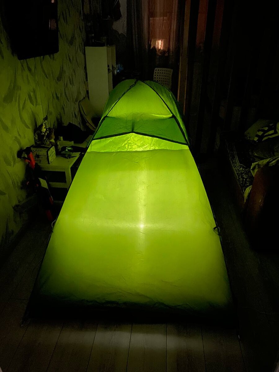 Палатка в центре комнаты.