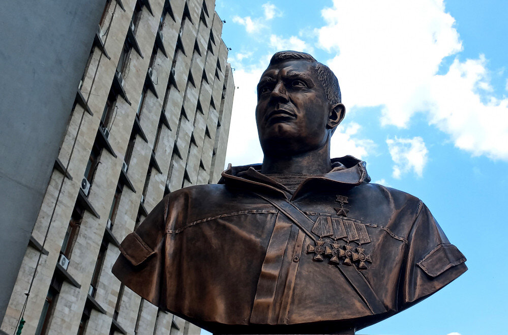 Памятник Александру Захарченко в Донецке фото 2024 года