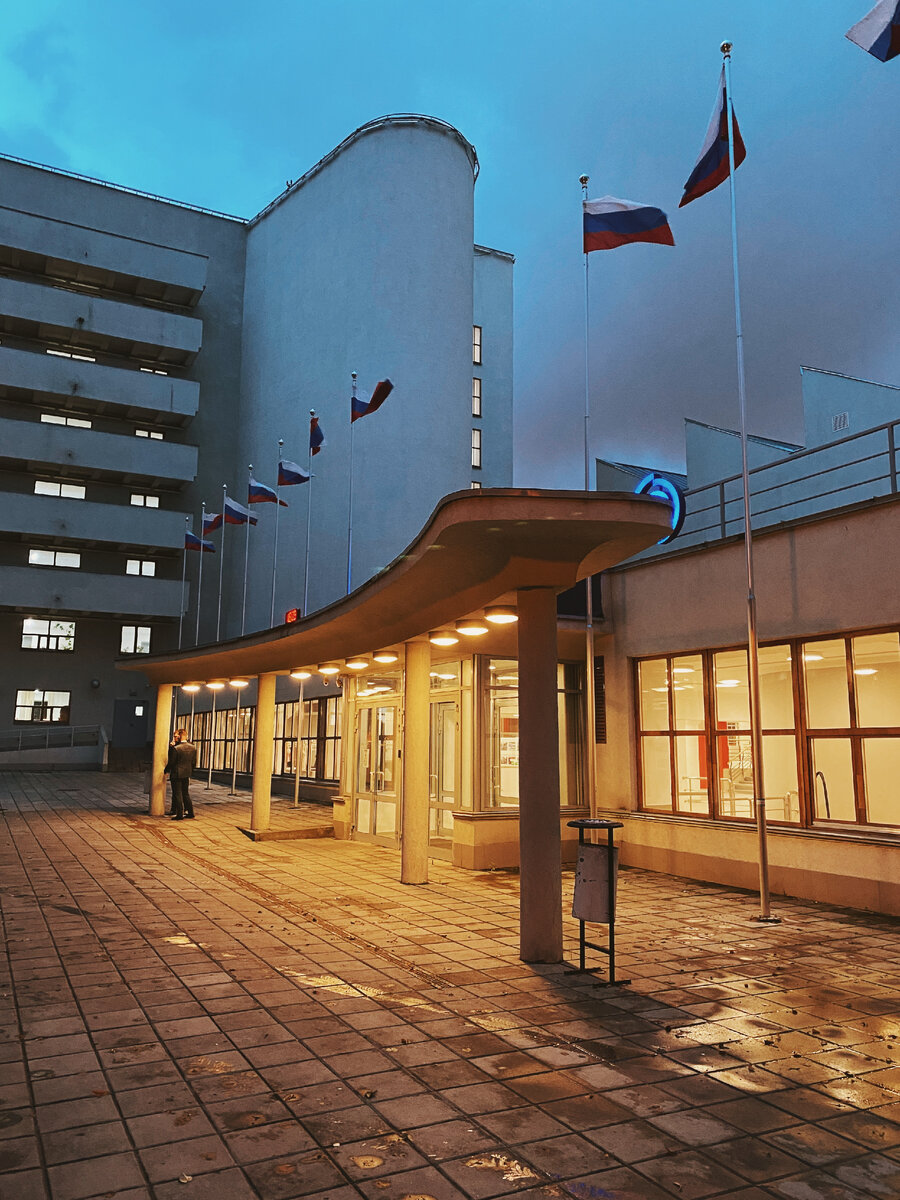 Шикарный конструктивистский козырёк