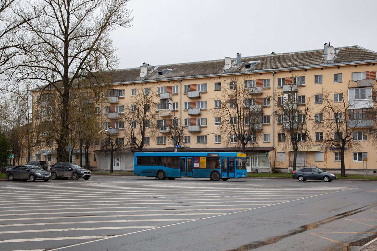 МАЗ-103 около ЖД вокзала. Это не городской автобус, а развозка какого-то предприятия, при этом - двухдверная.