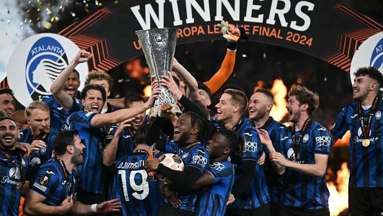    Футболисты «Аталанты» празднуют победу в Лиге Европы. AFP