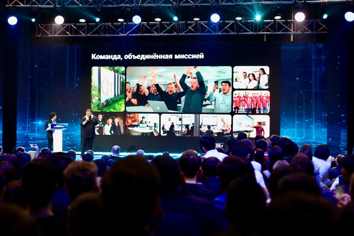 «Если у вас есть шкала оценки, и вы задаете одни и те же вопросы, вы можете оценить ответы на каждый вопрос и поставить оценку каждому кандидату». Подобная система, объясняет Браун, позволяет избежать эффекта группового мышления. 