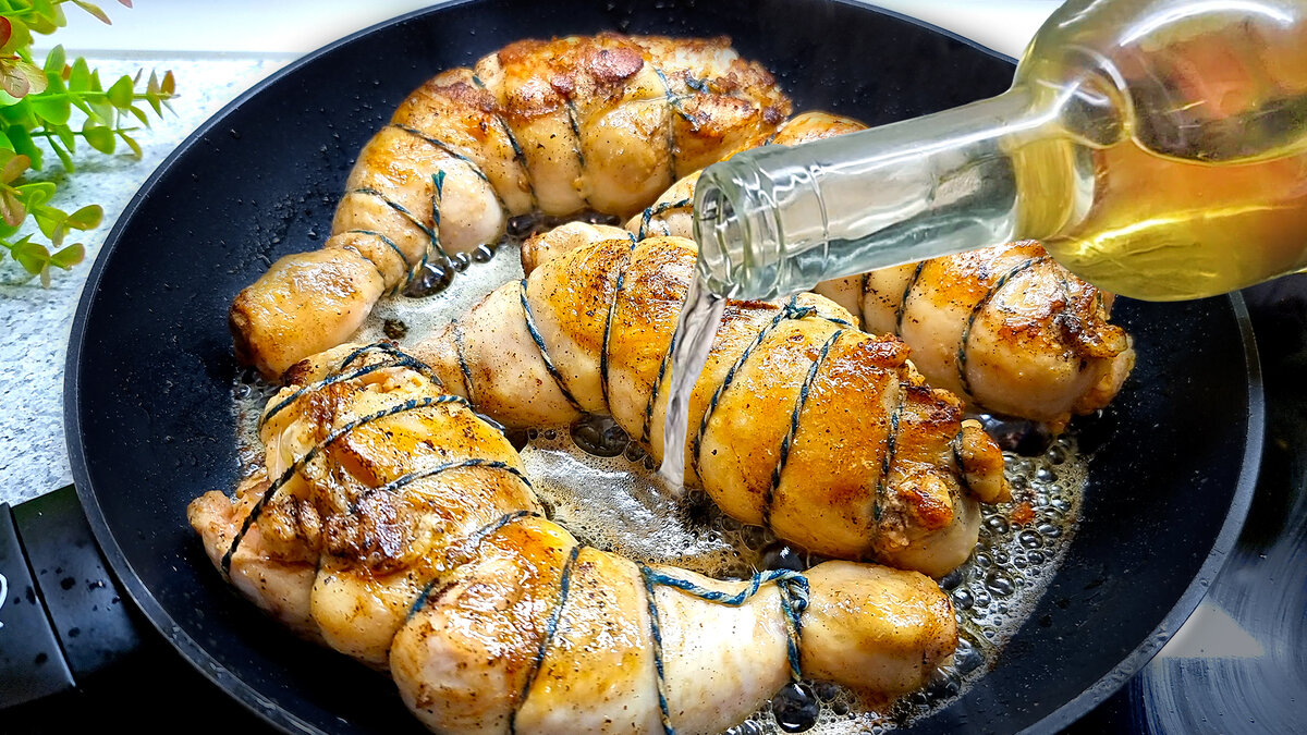 Рецепт этого ароматного и сочного блюда из курицы под силу даже начинающей хозяйке. На гарнир можно приготовить картофель. Готовится легко и просто!