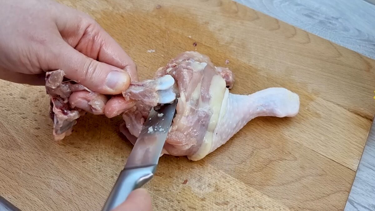 Рецепт этого ароматного и сочного блюда из курицы под силу даже начинающей хозяйке. На гарнир можно приготовить картофель. Готовится легко и просто!-2