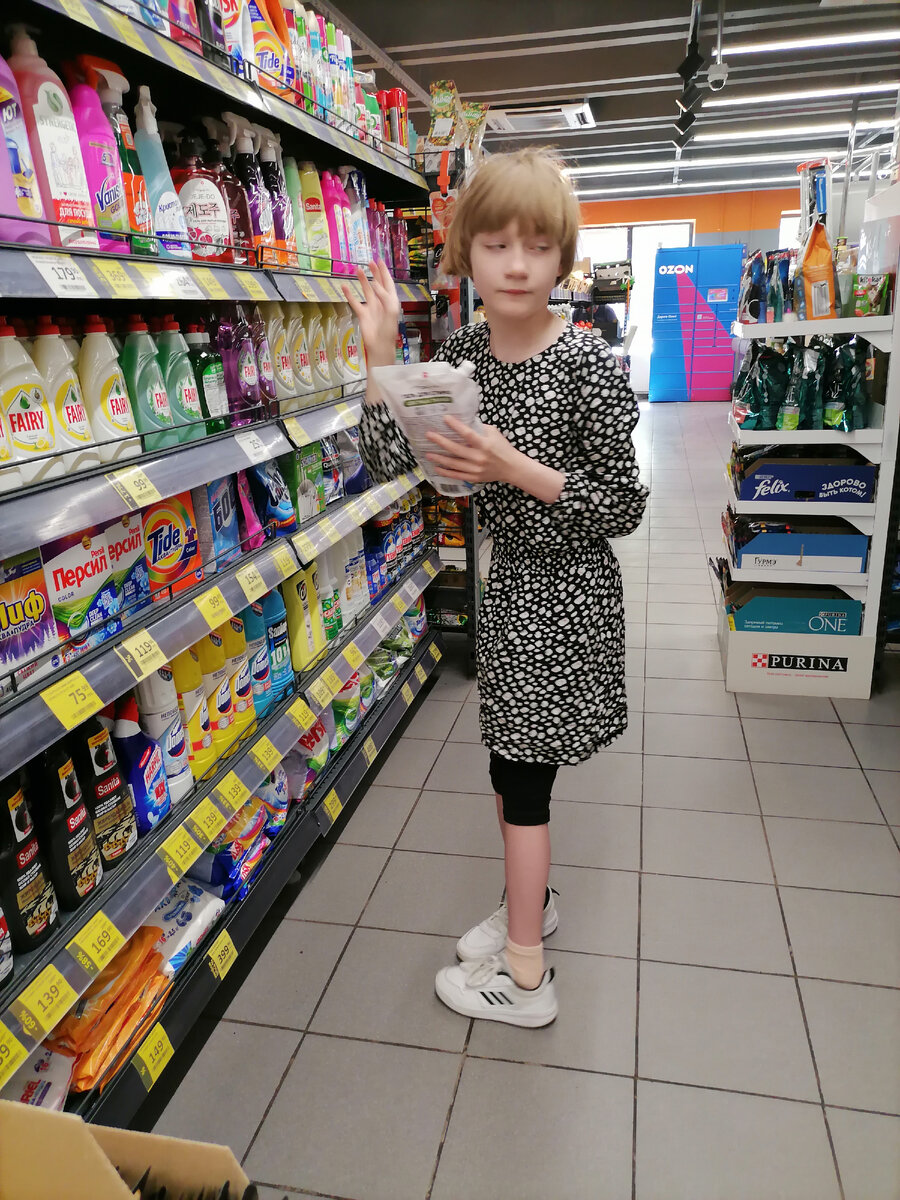 Света очень любит ходить по магазинам. Вынудить ее собирать продукты по "списку" в картинках мне не удалось. Света быстро сообразила, что может выбирать сама все, что видела в рекламных роликах между мультиками.