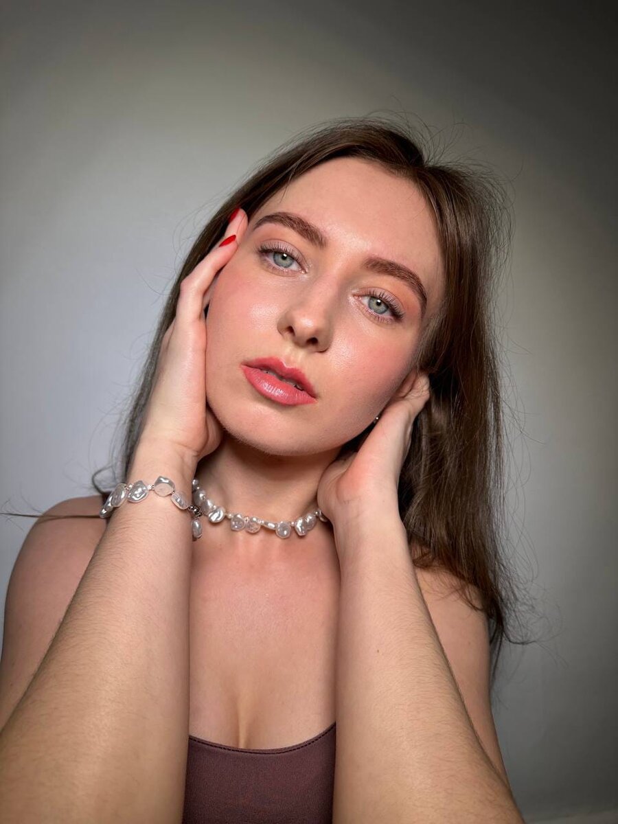 Это Агния, позирует в качестве модели