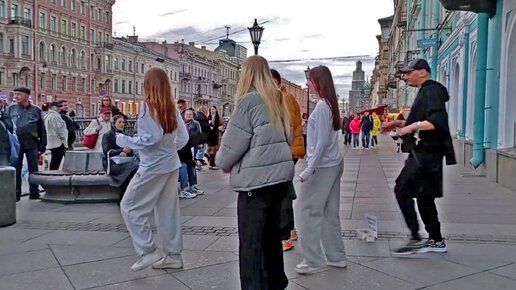 Зажигательные танцы на Невском проспекте в Петербурге