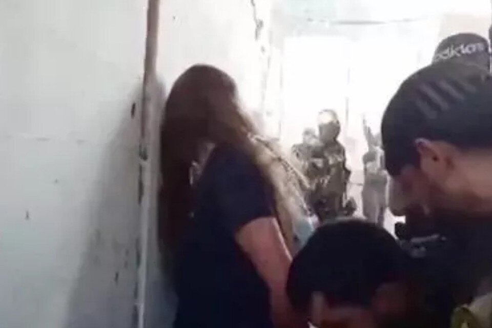    Израиль обнародовал видео похищения ХАМАС девушек с военной базы 7 октября. Фото: Стоп-кадр из видео, опубликованного израильской организацией «Форум семей заложников»