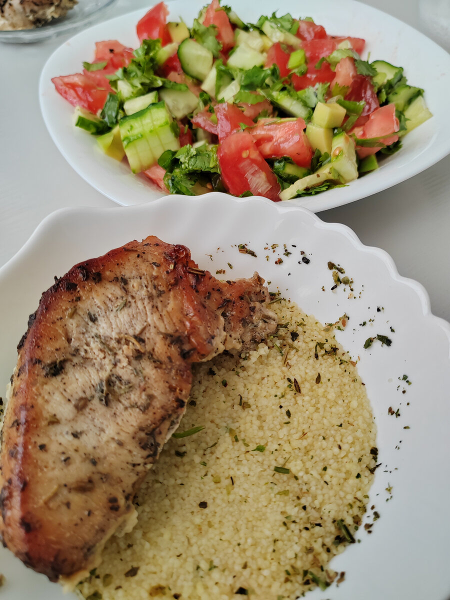 Кажется, что это огромная порция, но тут сто грамм индейки)) 