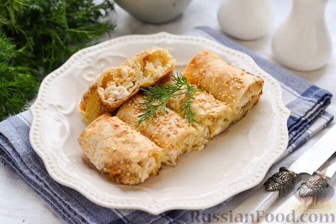 лаваш, куриное филе, сыр твёрдый, лук репчатый, соль, перец чёрный молотый, кунжут, масло растительное, яйца, молоко