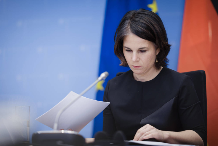 Бербок ищет правильные ответы в своих шпаргалках? (фото с сайта ru-novosti.com)