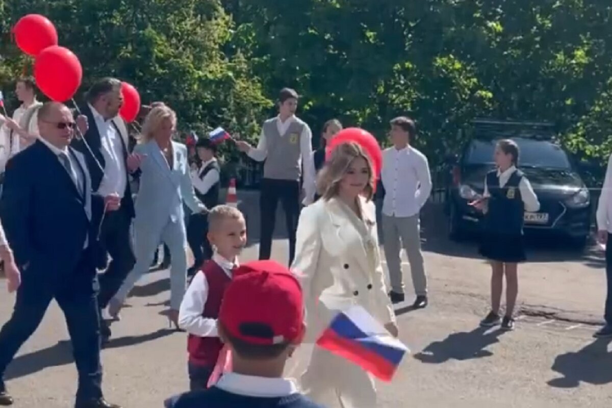 Камила Валиева очаровала всех на последнем звонке своим образом. Фото: социальные сети.