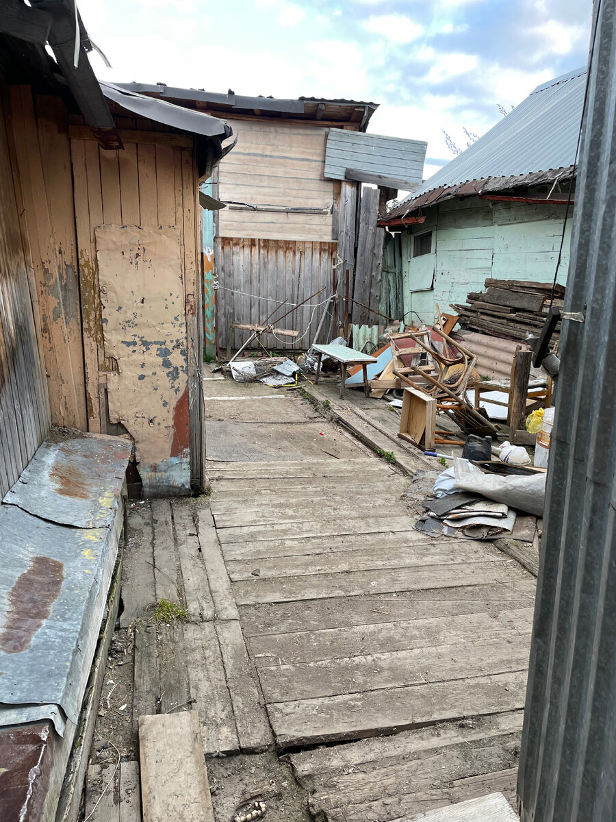 Вид при входе за ворота