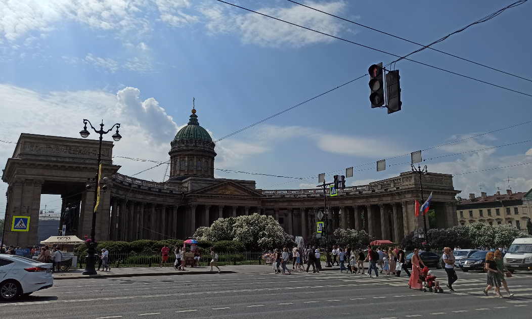 Казанский собор — один из крупнейших храмов Санкт-Петербурга. Построен  в 1801—1811 годах. В 1813 году здесь был похоронен полководец Михаил Илларионович Кутузов и помещены ключи от взятых городов и другие военные трофеи.