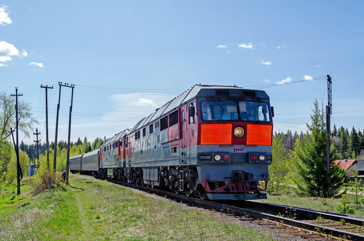 ТЭП70-0557, ТЭП70-0495 с поездом 6394/6944 Кузино - Чусовская отправляется с о. п. Вырубки, перегон Уткинский Завод - Илим