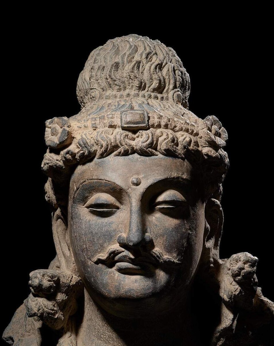 Артефакт с Родины Гаутама Будды.  Родина - это Север Индии.  Артефакт датируется периодом между 3 и 4 веками.  Он из государства ГАНДАХАРА. Это древнее государство создавалось  под управлением ариев.
