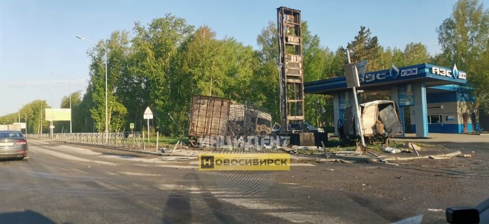    Фура сгорела возле заправки под Новосибирском. Источник: vk.com/incident_nsk