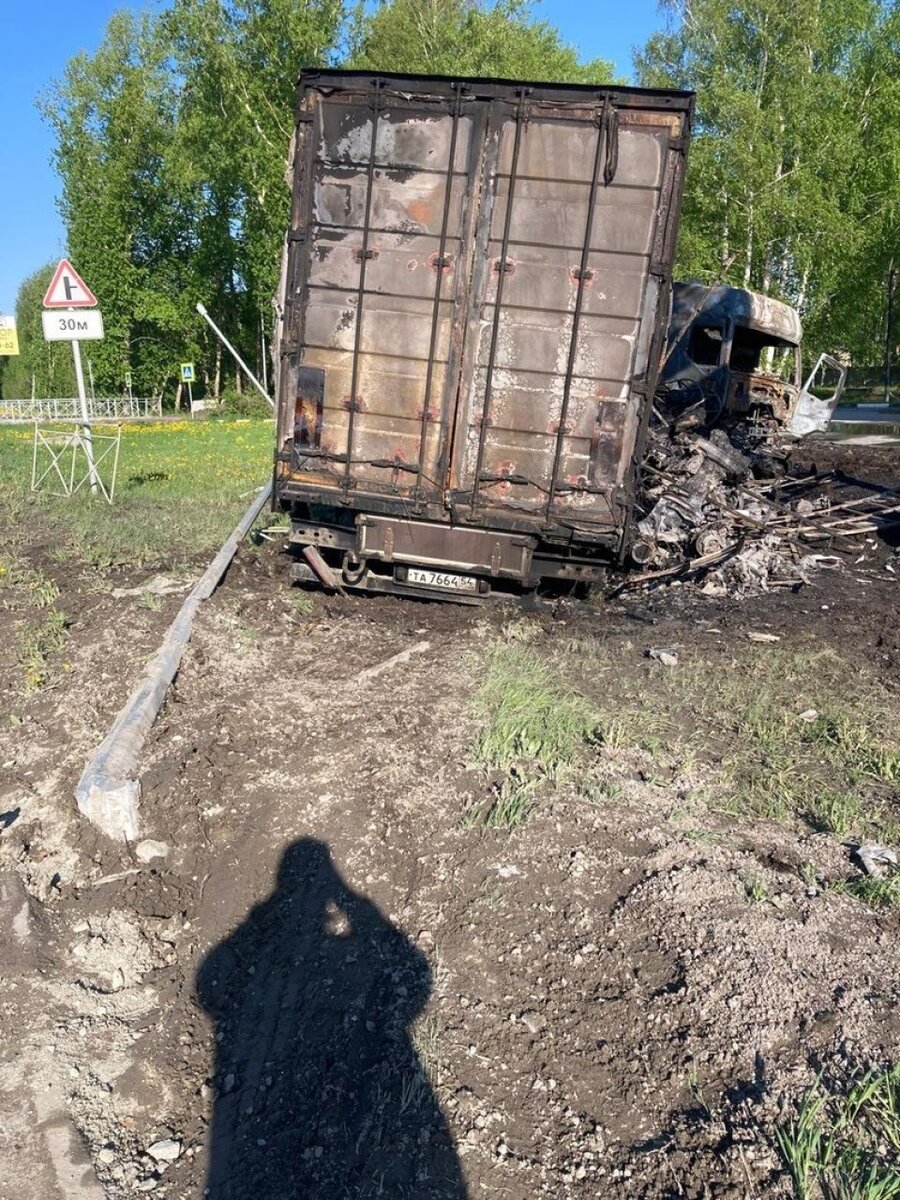    Фура сгорела возле заправки под Новосибирском. Источник: vk.com/incident_nsk