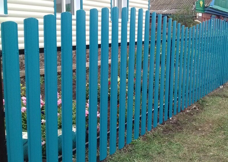 Прозрачный забор из металлического штакетника