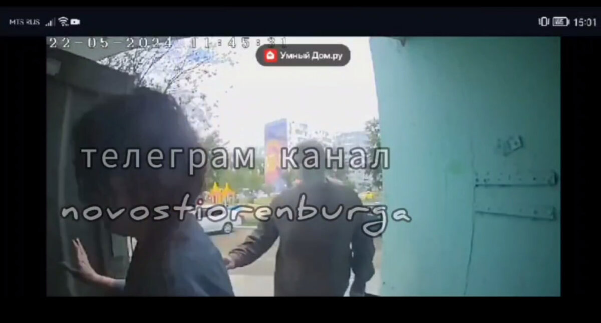    В Оренбурге мужчина в медицинской маске напал на почтальона в подъезде. Женщину ранили (видео)