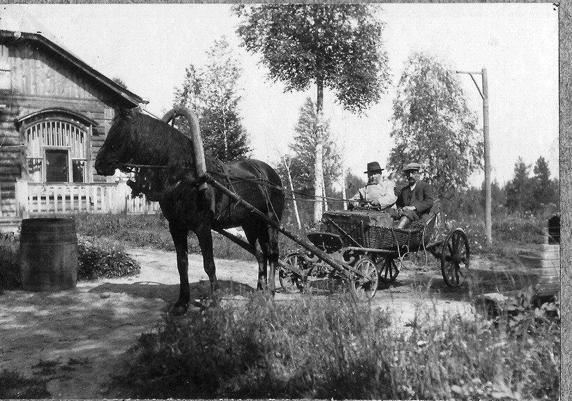 У дома Имшенецкого, ок.1917 г. Фото из архива В.Власова/sukharev-y.ru