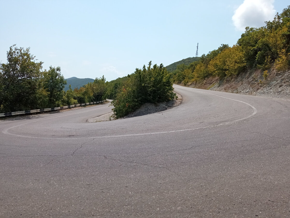 Разворот дороги на самой верхней смотровой площадки, с которой открывается вкусный вид на озеро. Фото с площадки ниже