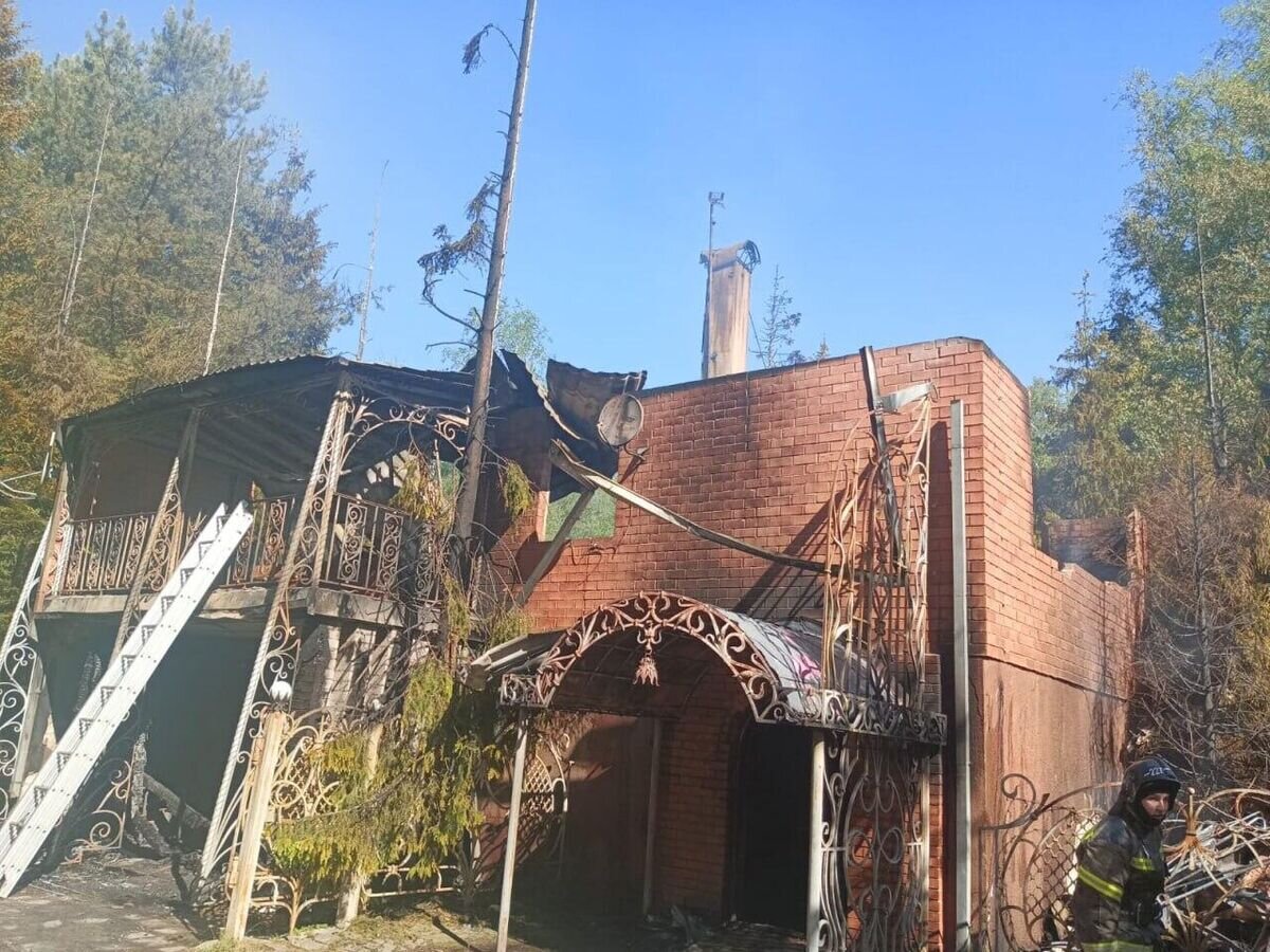    Сгоревший дом в СНТ "Снегирь" деревни Падиково городского округа Истры© Фото : ГСУ СК России по Московской области