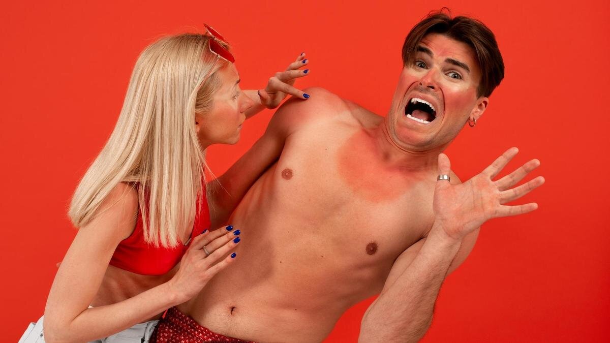    Женщина осматривает обгоревшую на солнце кожу парня:Freepik