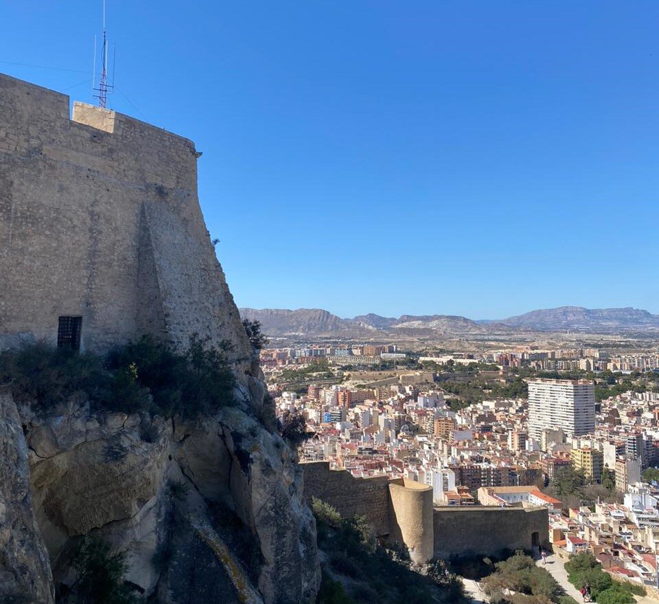 Что получают обладатели золотой визы Испании в 2024?