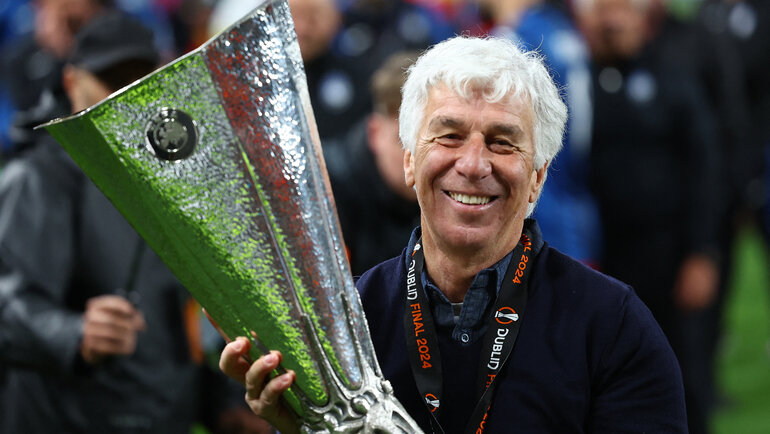    22 мая. Главный тренер «Аталанты» Джан Пьеро Гасперини с трофеем Лиги Европы после победы над «Байером» (3:0). Reuters