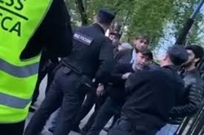 У отделения полиции Лию и Артёма ждали Заурбековы. 