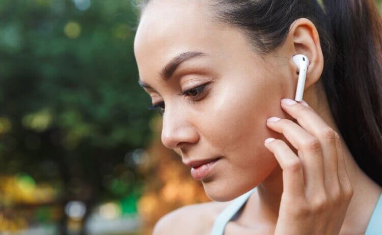    Проблему можно решить как на проводной, так и на беспроводной гарнитуре