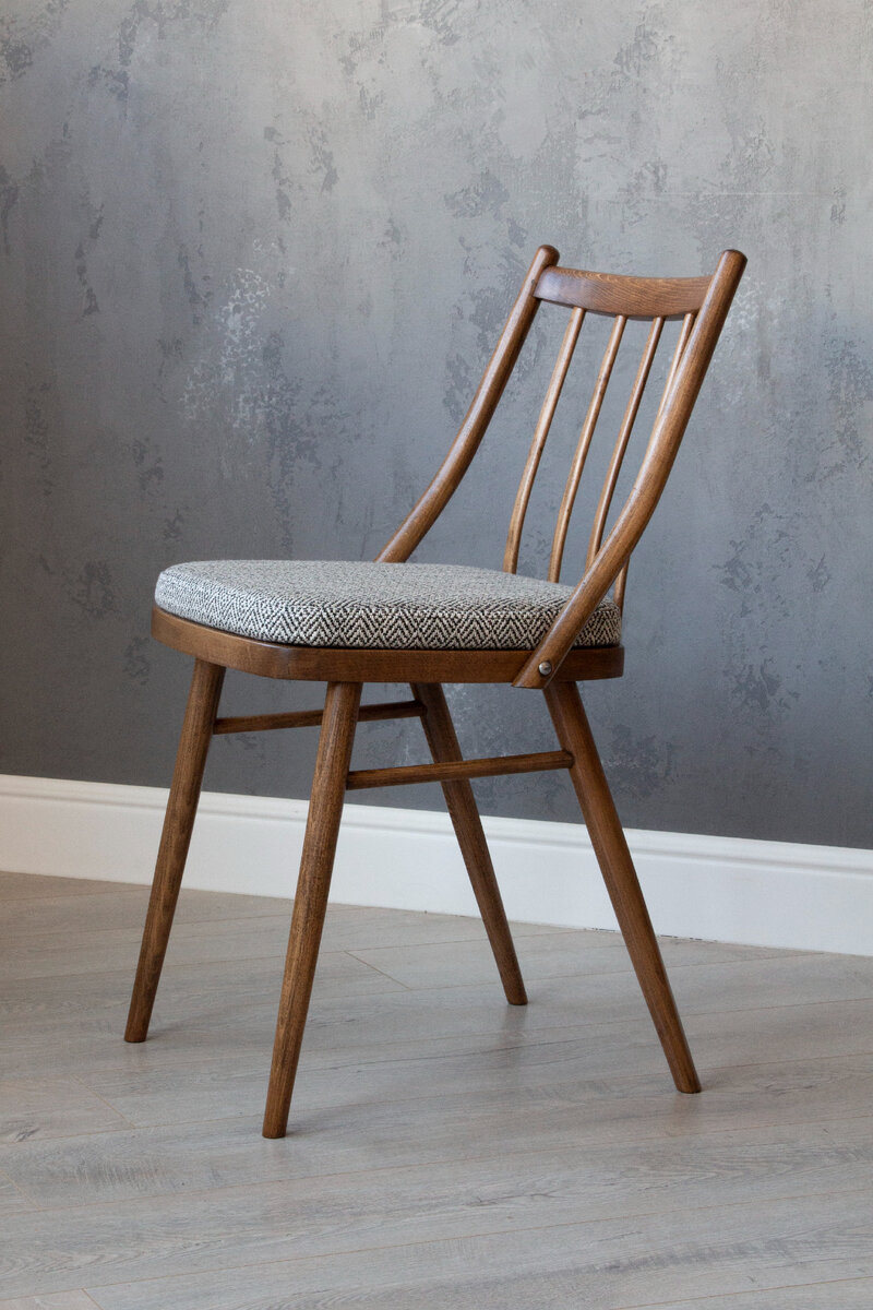 Эта модель стула также придумана дизайнером Антонином Шуманом. С этими стульями у меня связано несколько историй.  Первая.