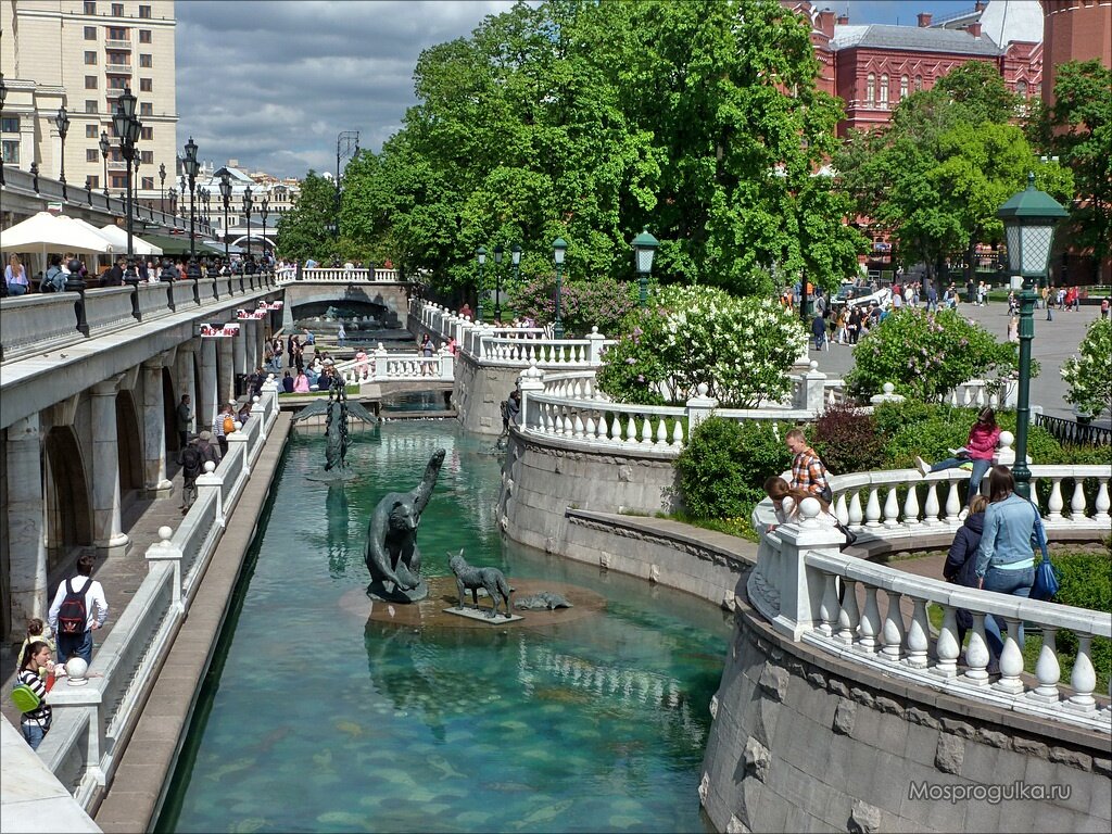 Имитация реки Неглинной вдоль Александровского сада, 2017. Фото отсюда: https://s-yaroslav.livejournal.com