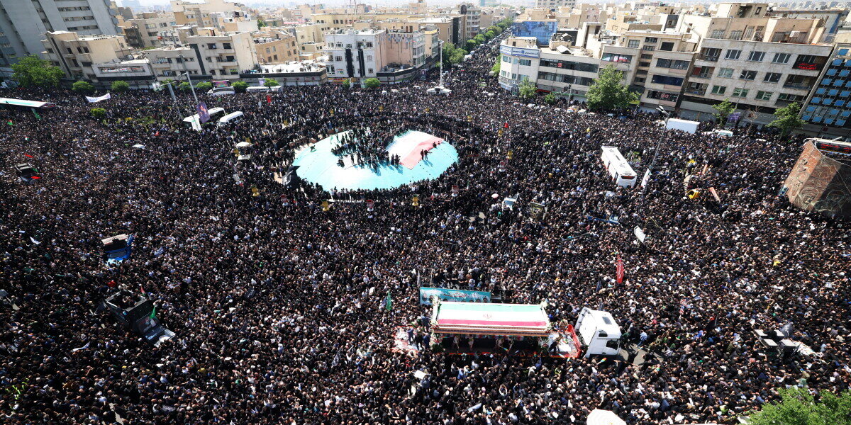 Траурная процессия растянулась на несколько километров. Тысячи людей пришли проститься с президентом Ирана и другими погибшими при крушении вертолета.