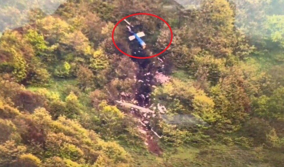 После крушения вертолет сгорел. Уцелела только хвостовая часть. Фото: соцсети.