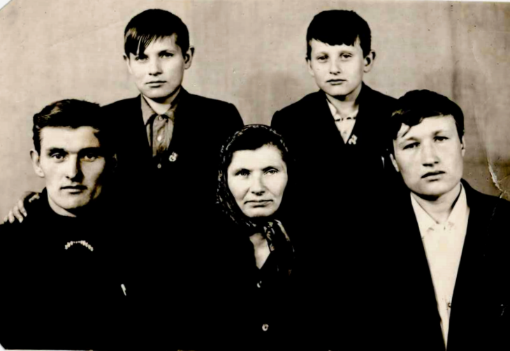 Долбёшкина (Оськина) Мария Ивановна с сыновьями Валентином, Александром, Анатолием, Сергеем